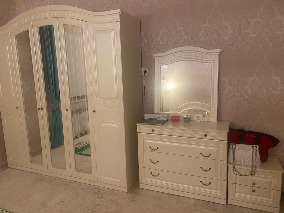 Спальный гарнитур белый жемчуг