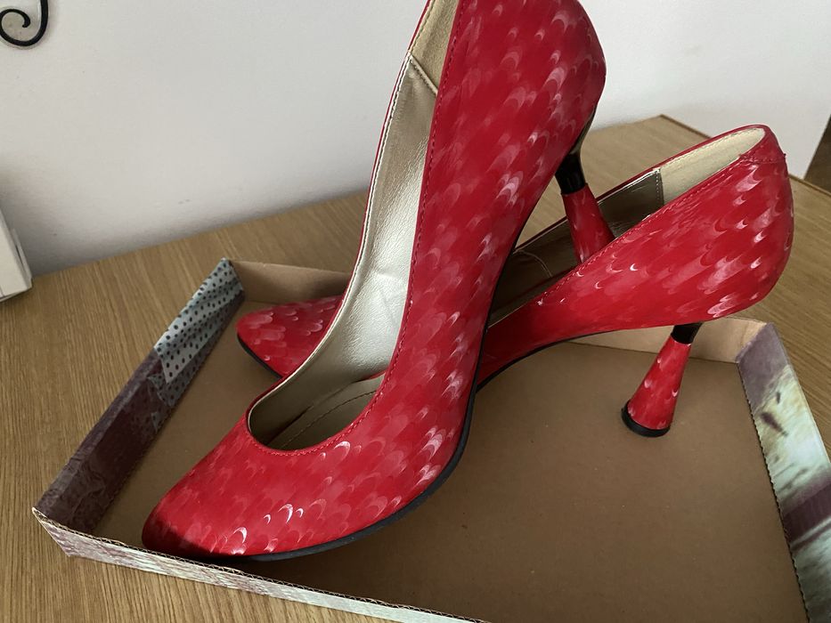 Vand pantofi eleganti!