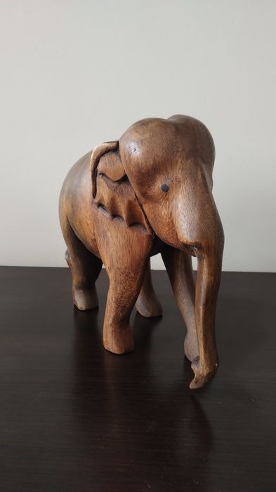 Много голям, тежък и реалистичен слон от дърво.