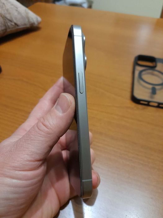 IPhone15 pro неразличим от нов 256гб.