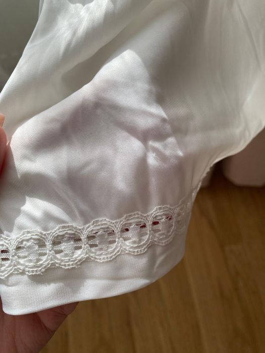 Rochie albă, vaporoasă, cu detalii delicate din dantelă