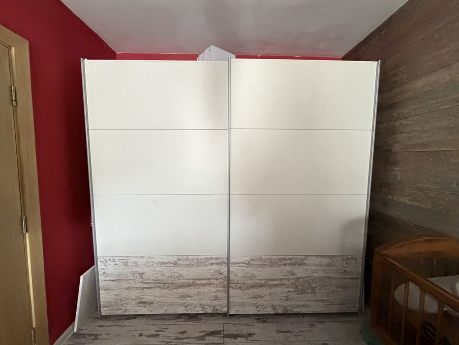 Двукрилен гардероб