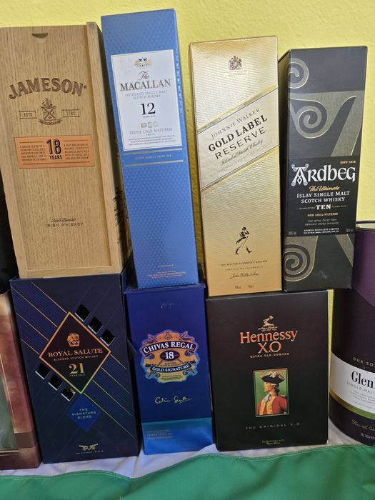 Празни бутилки от уиски