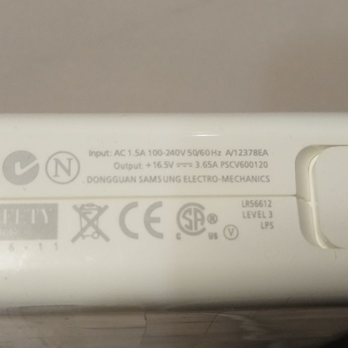Продам зарядное устройство на macbook.