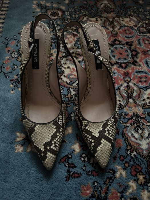 Pantofi decupati din piele de piton