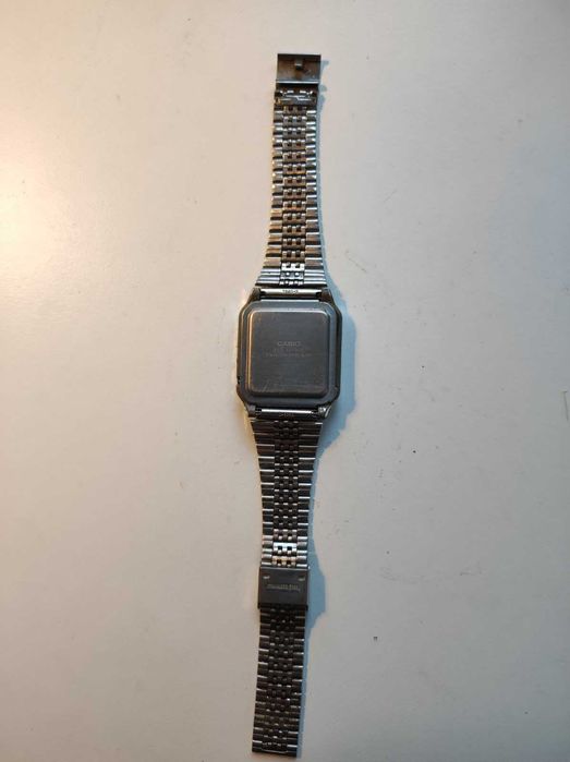 Продават се ретро ръчни електронни часовници с калкулатор CASIO