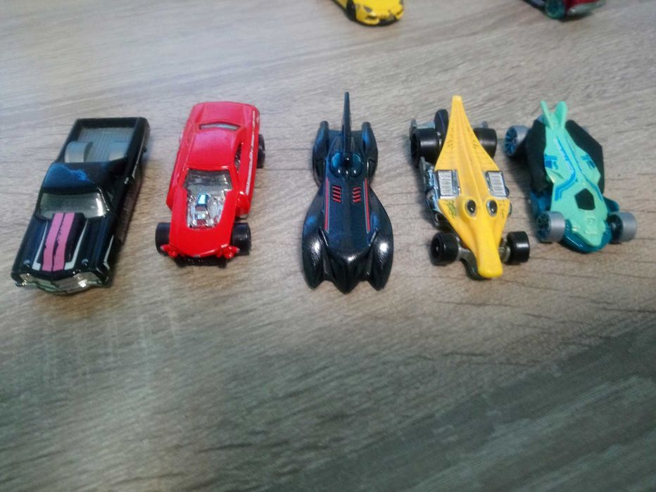 27 метални колички Hot Wheels / CARS + подарък