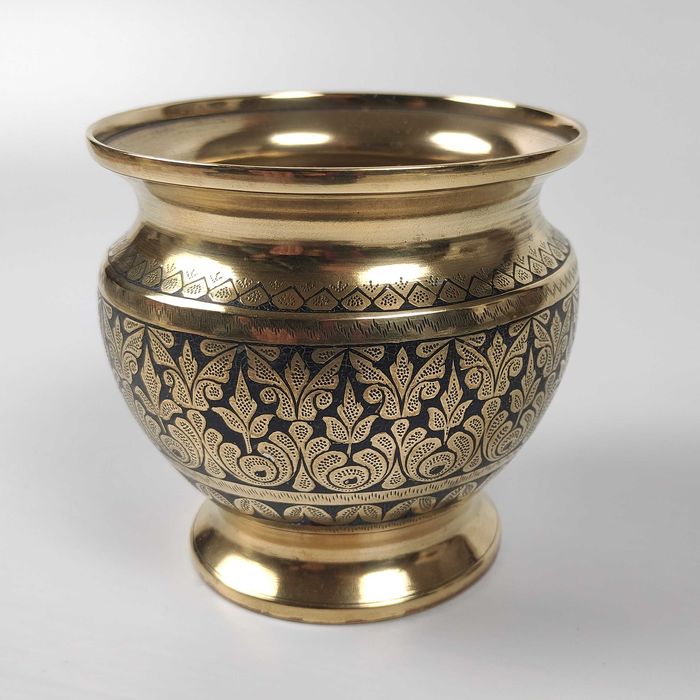 Красив съд с позлата