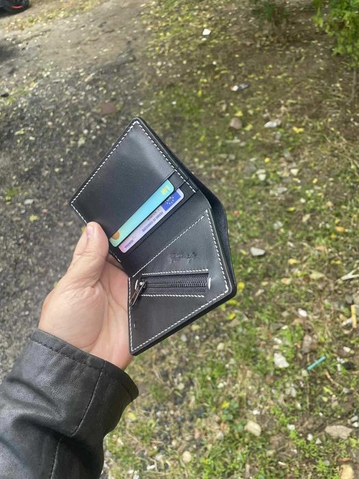 Portofele din piele naturala lucrate integral manual in Romania