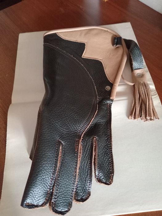 Соколиная перчатка.