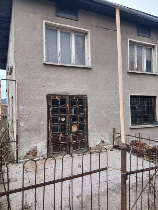 Етаж от къща - ул. Синчец 15, център Перник