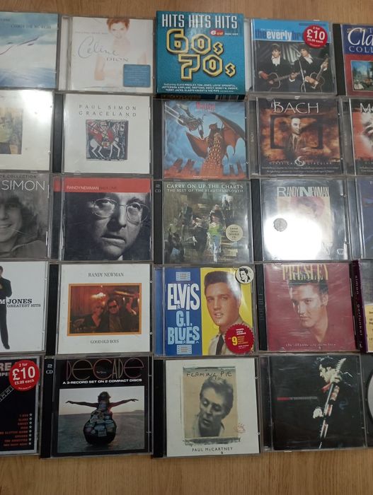 CD-та с музика, около 25-26 парчета