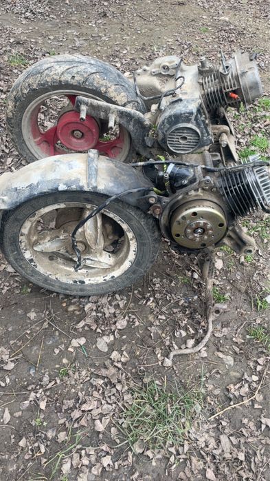 Vand doua motoare si un scuter