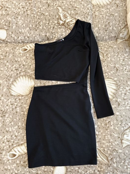 Платье с вырезом сбоку