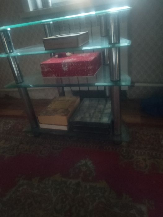 Стеклянный стол под ТВ