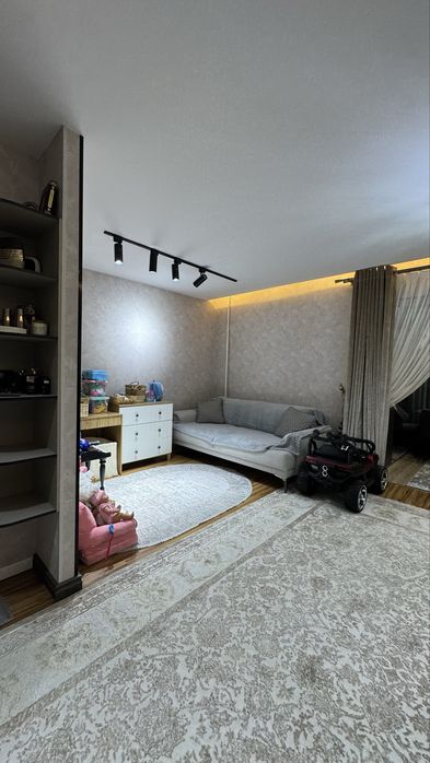 Продаётся 3 комнатная. 77 серия. Луначарский. Турон