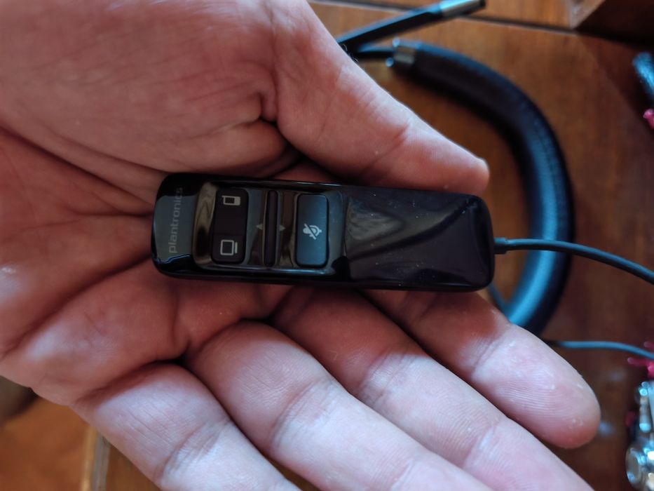 Doua perechi casti Platronics și Jabra. Au microfon și cablu pentru conectare. Recomandat pt uz office.