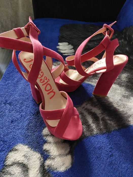 Sandale și pantofi eleganți