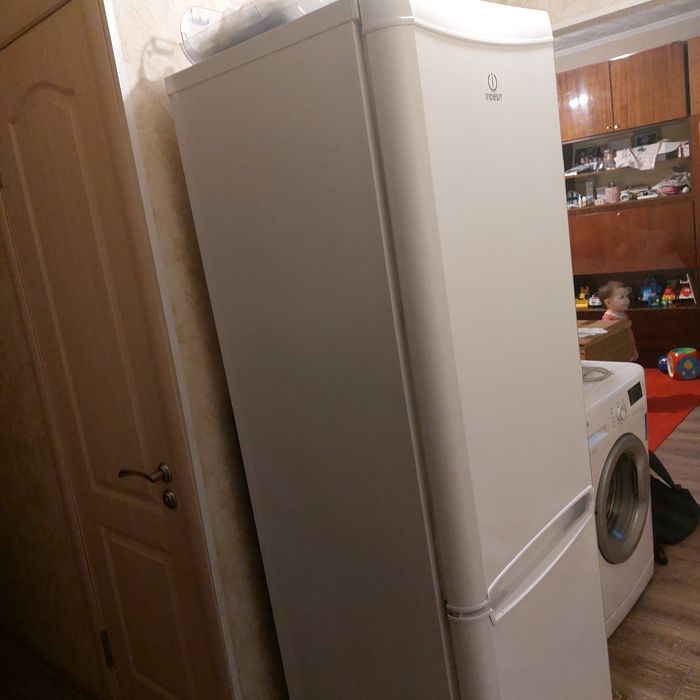 Продам холодильник Indesit
