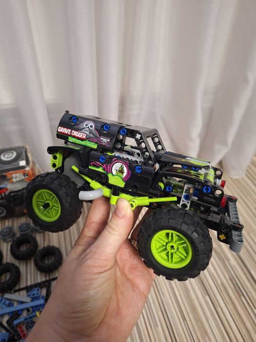 Lot Lego Technic Monster Jam Megalodon  si Grave Digger.