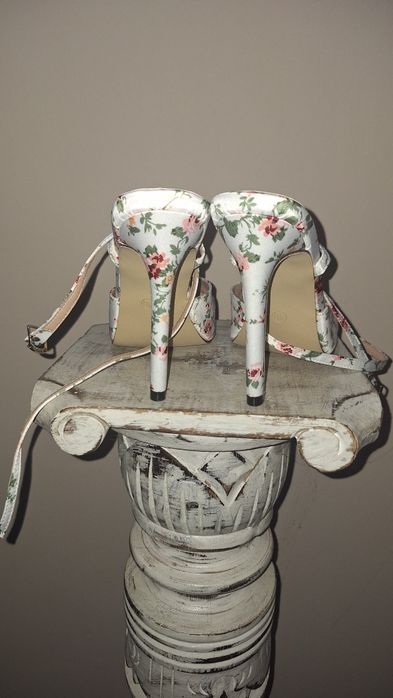 Сатенени обувки на висок ток