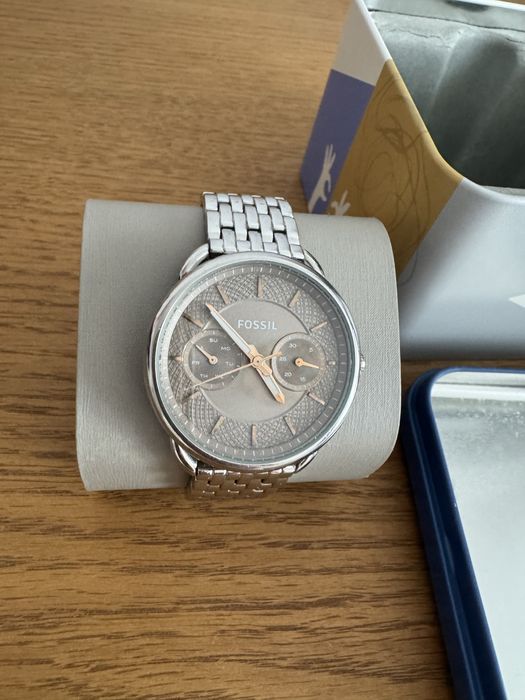 Часовника е С ЧИСТО НОВА сменена батерия.Дамски часовник fossil
