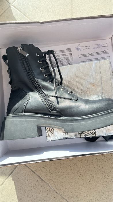 Продам женские ботинки