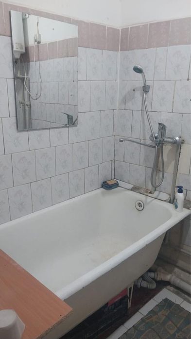 Қала орталығынан 3 қабаттан 2 бөлмелі пәтер сатылады