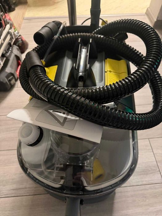 aspirator profesional Karcher cu spalare