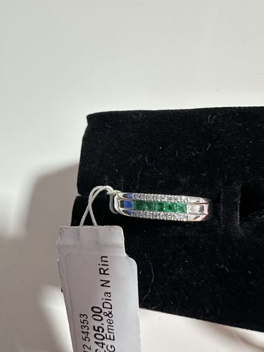 Inel curbat cu diamant și smarald din aur alb de 9 ct
