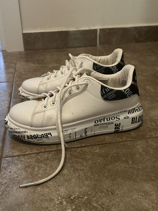 Бели обувки с надписи