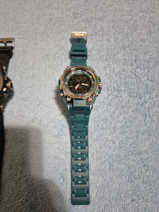 Vând două ceasuri,iluminare după preferințe și rezistente la apă.