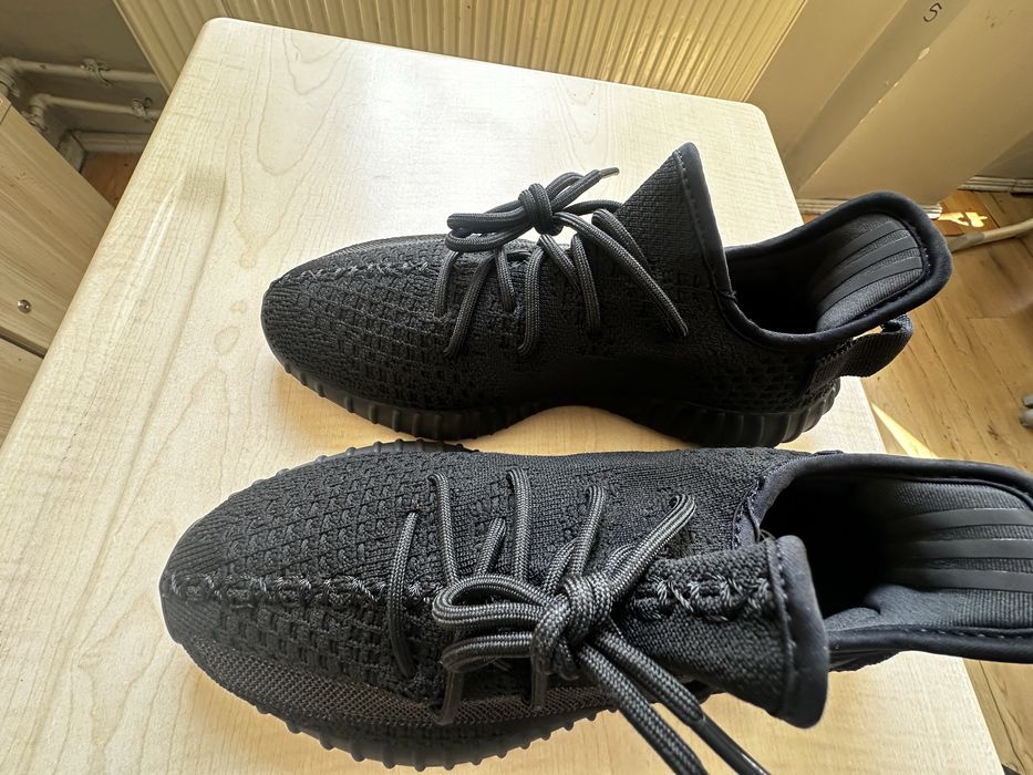 vînd yezzy noi cu eticheta, eunt foarte comozi.