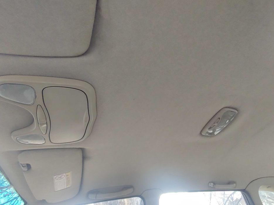 Продавам Киа Каренс