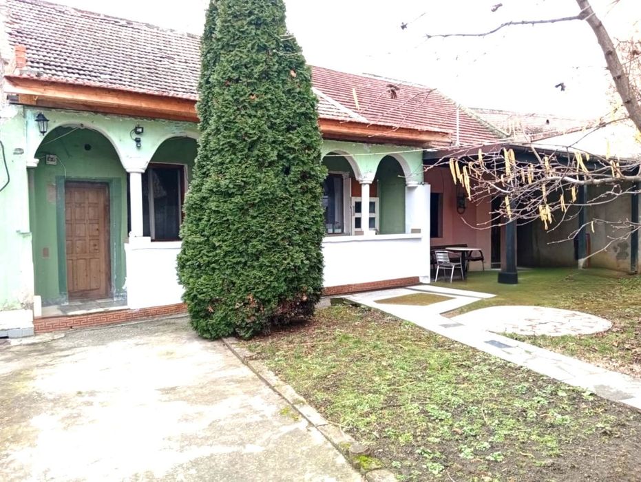 O casa cu doua apartamente in zona centrala