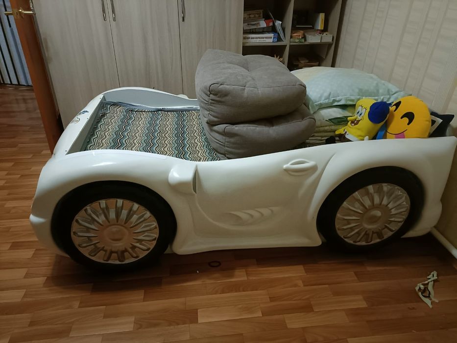 Кровать детская в виде машинки