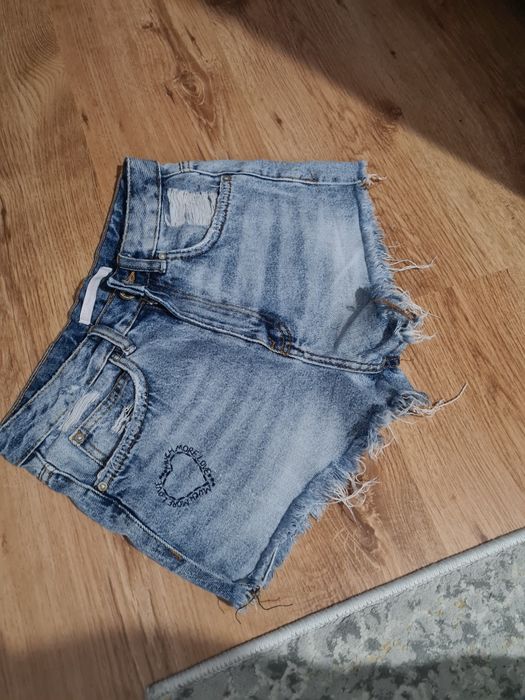 Pantaloni scurți Zara