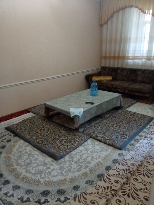 Uchtepa 12- kvartalda 3 xonali uyga talaba qiz olinadi