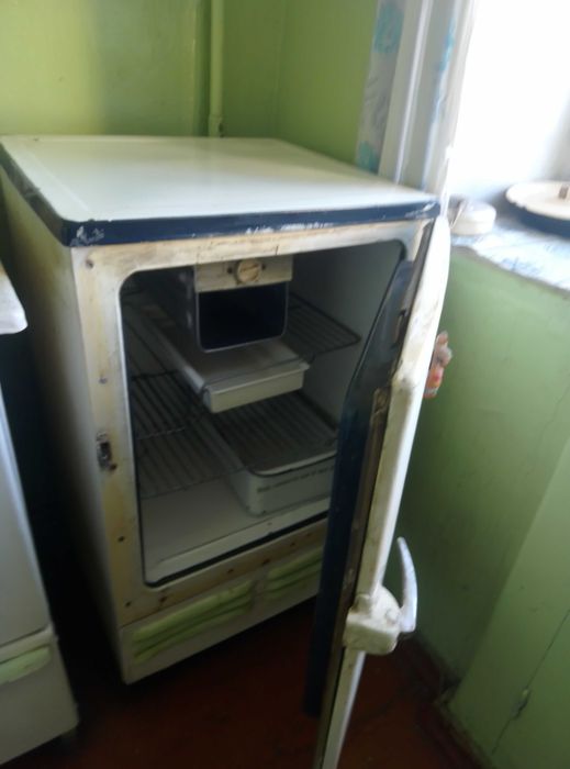 Отдаю шкафы бесплатно а компьютер 5000тг и диван за 5000тг отдам