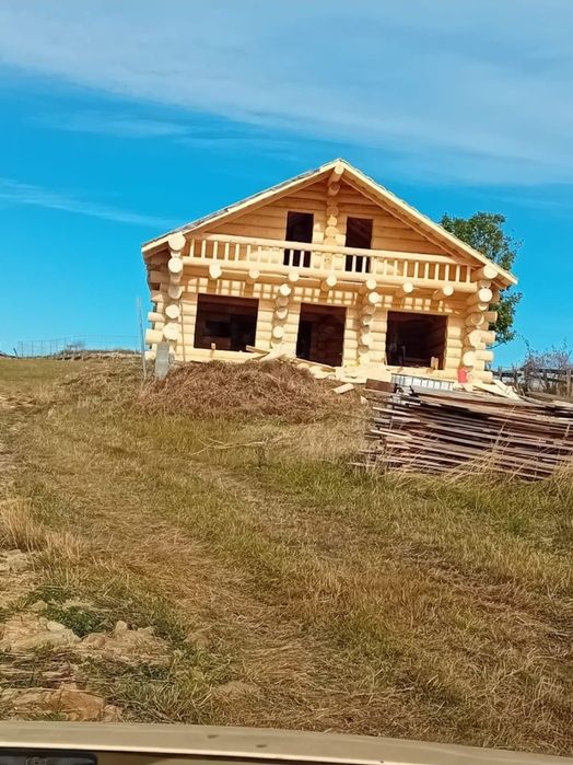 Cabane tip A frame, case din lemn rotund, foișoare  magazii