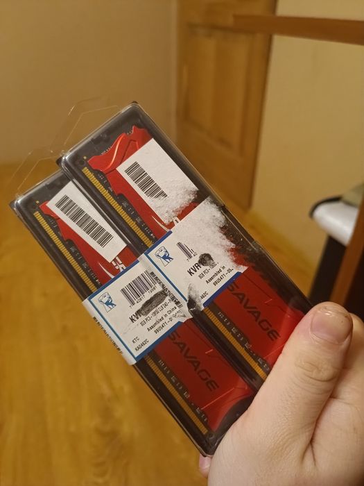 2X8 GB RAM Kingston HyperX 1886 mhz cl9