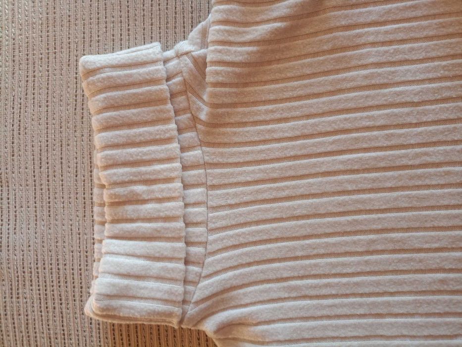 Продавам запазена блуза с поло