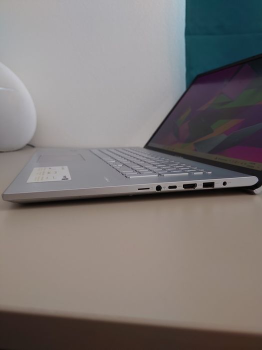 Asus Vivibook 17. Ryzen 5.. SSD + 1 Tera.. 17,3 inch