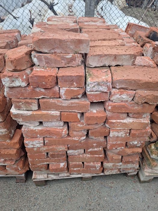 Продавам тухли единички и цигли