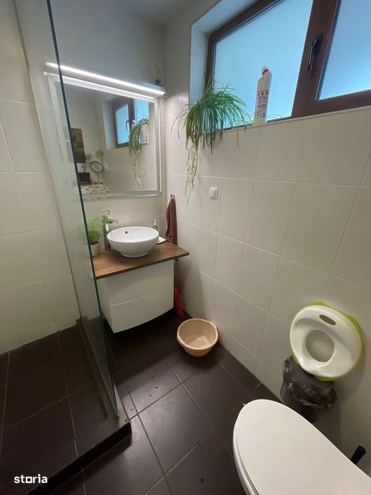 Casă modernă tip triplex, unitate de capăt