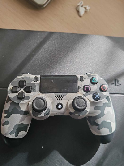 playstation 4 cu 1TB doua manete si trei jocuri