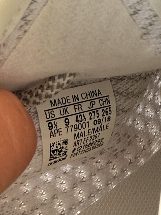 Yeezy 350 noi cu etichete
