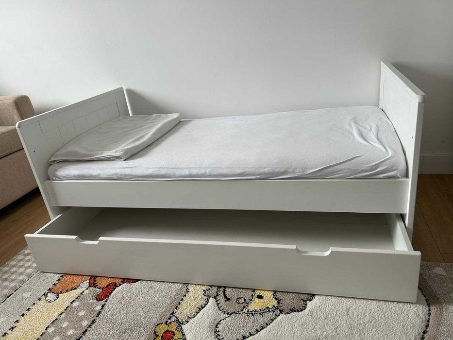 Mobilă completă cameră copii/bebe lemn alb + canapea Mobexpert + masuta de activitati cu 2 scaune IKEA