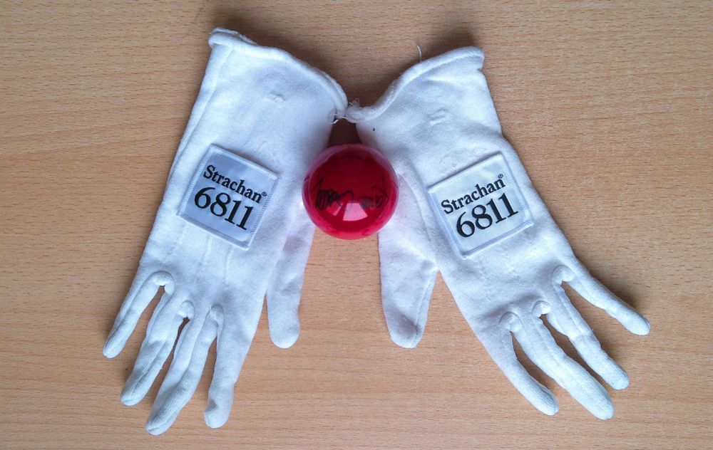 Топка за снукър с автограф на Рони О'Съливан