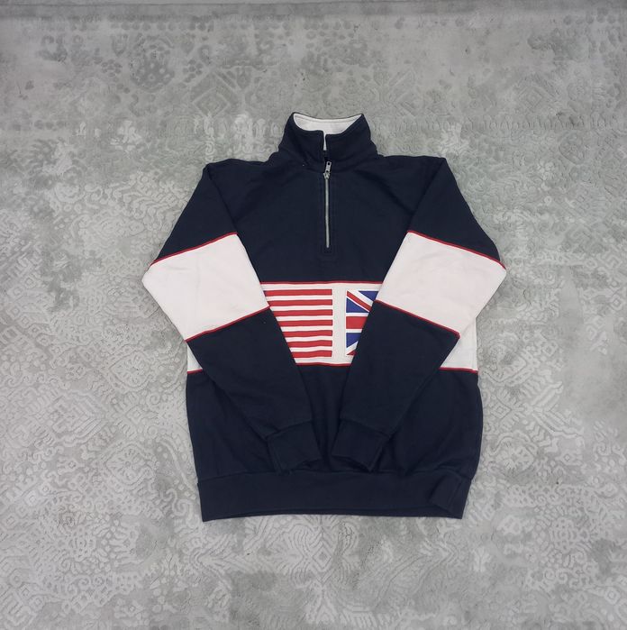 Vintage полузамок с флагами archive